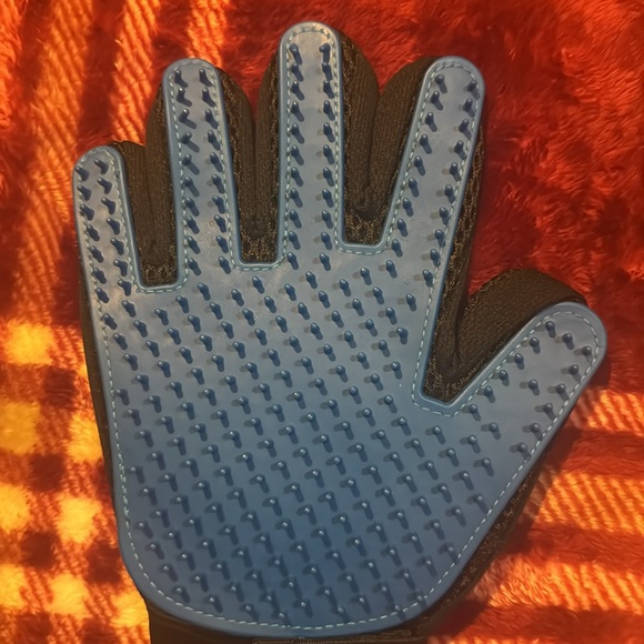 Pets/furbabies? These massage gloves will also remove unwanted fur! Order today! - Picture 3 of 6